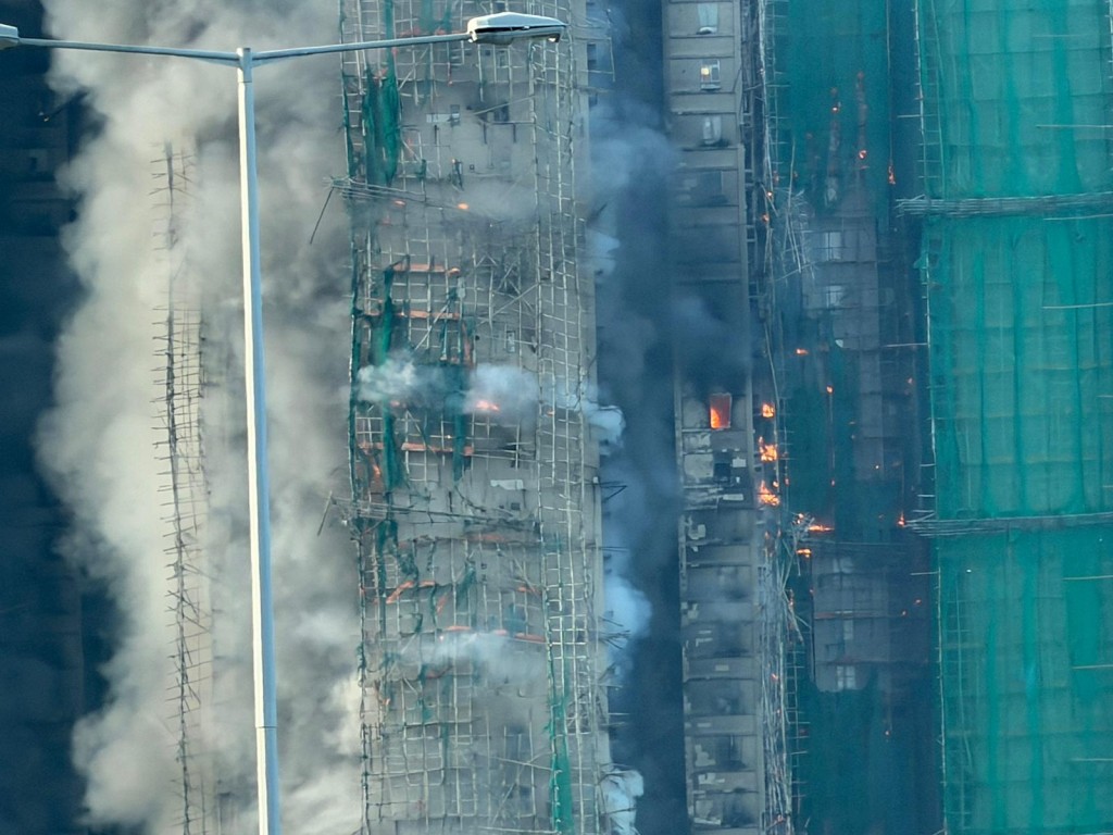 大埔宏福苑宏昌閣有外牆棚架起火，遠處清晰可見。曾志恒攝