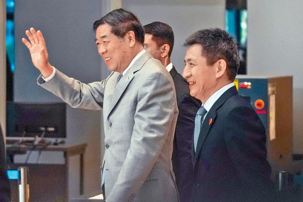 負責同美方談判的副總理何立峰(左)與首席談判代表李成鋼(右)。