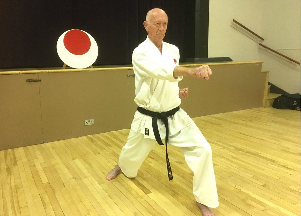 米切爾苦練5年，終獲空手道黑帶初段。互聯網圖片