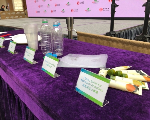 一次性的用品如吸管、餐具、攪拌器、肥皂，甚至乎塑膠梳子，才是最主要的消耗。
