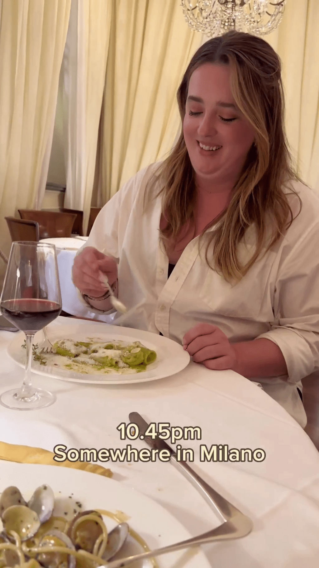 女网红晚上10时在意大利米兰一家餐厅享用意粉。