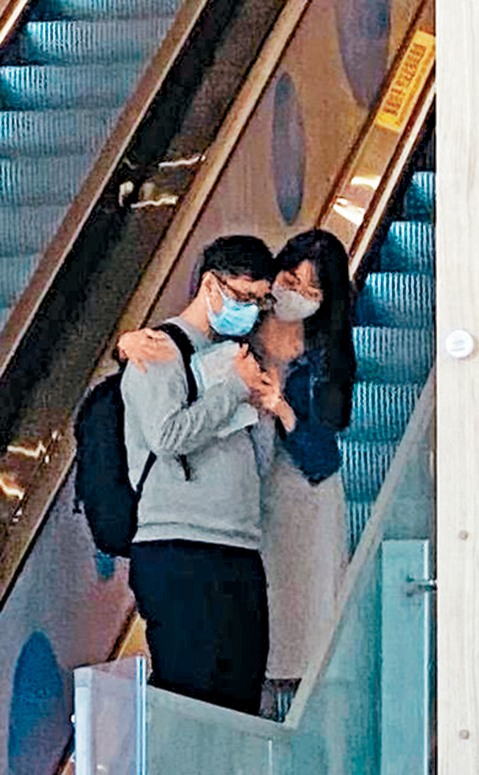 痛失妻子及未出生BB的邱先生悲慟不已,在一名女子攙扶下離開醫院。