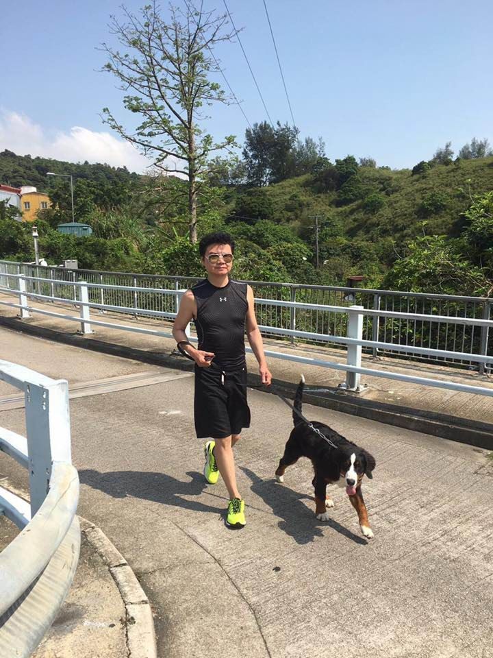 目前艾威同愛犬相依。