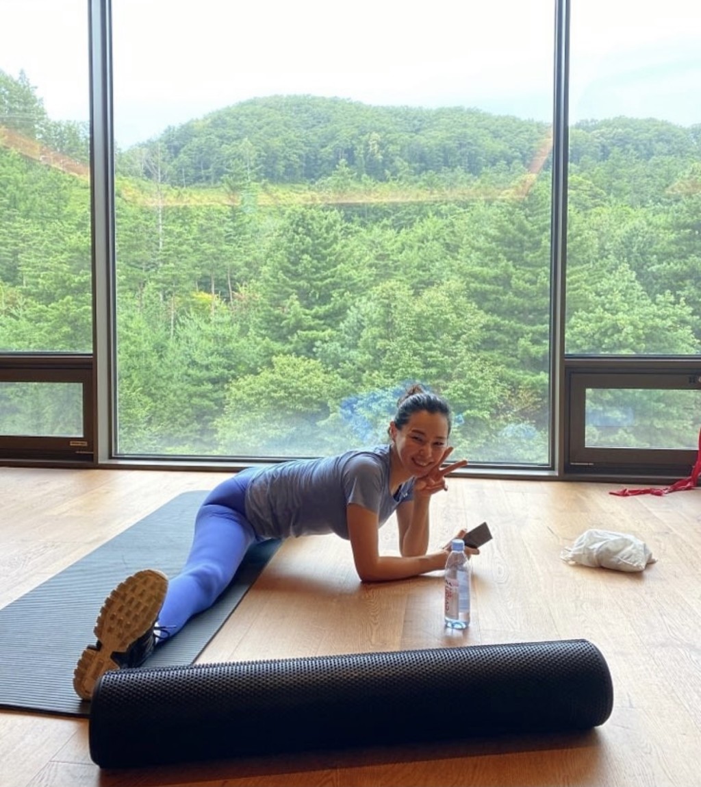 李荷妮熱愛運動,每天都會做拉筋動作。