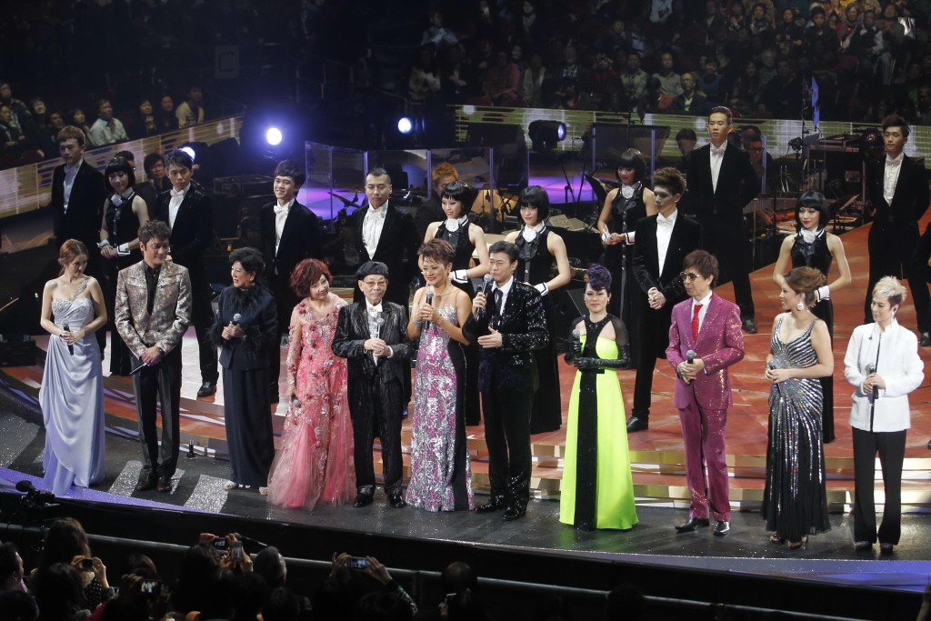 2012年一連六場的《顧嘉煇大師經典演唱會》假紅館開鑼，演唱會星光熠熠，煇哥(前排左五)更在台上感謝支持者和歌手的支持。