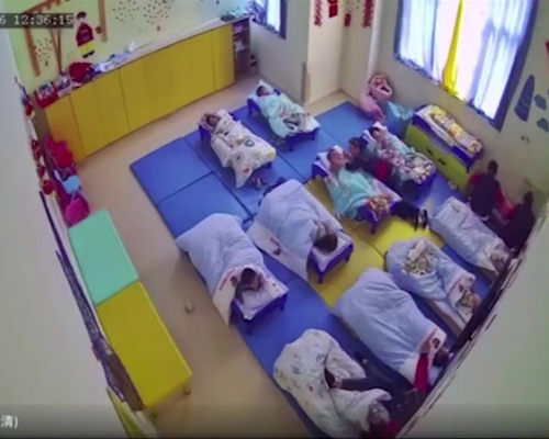 有家長反映幼兒園生午睡時被纏透明膠固定。