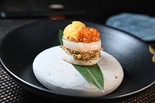 北海道帶子(廚師發辦)爽甜的帶子中間夾滿了松葉蟹肉和蟹膏，加有海膽及三文魚子，味道更鮮美。