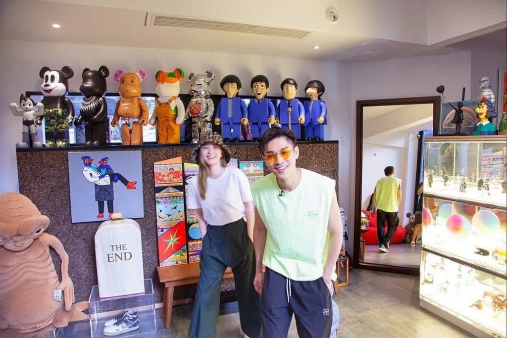 傅穎參觀關楚耀攝影展。