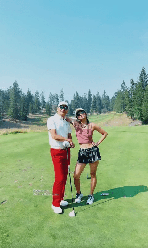 苗侨伟跟大女苗彤去打高尔夫球。