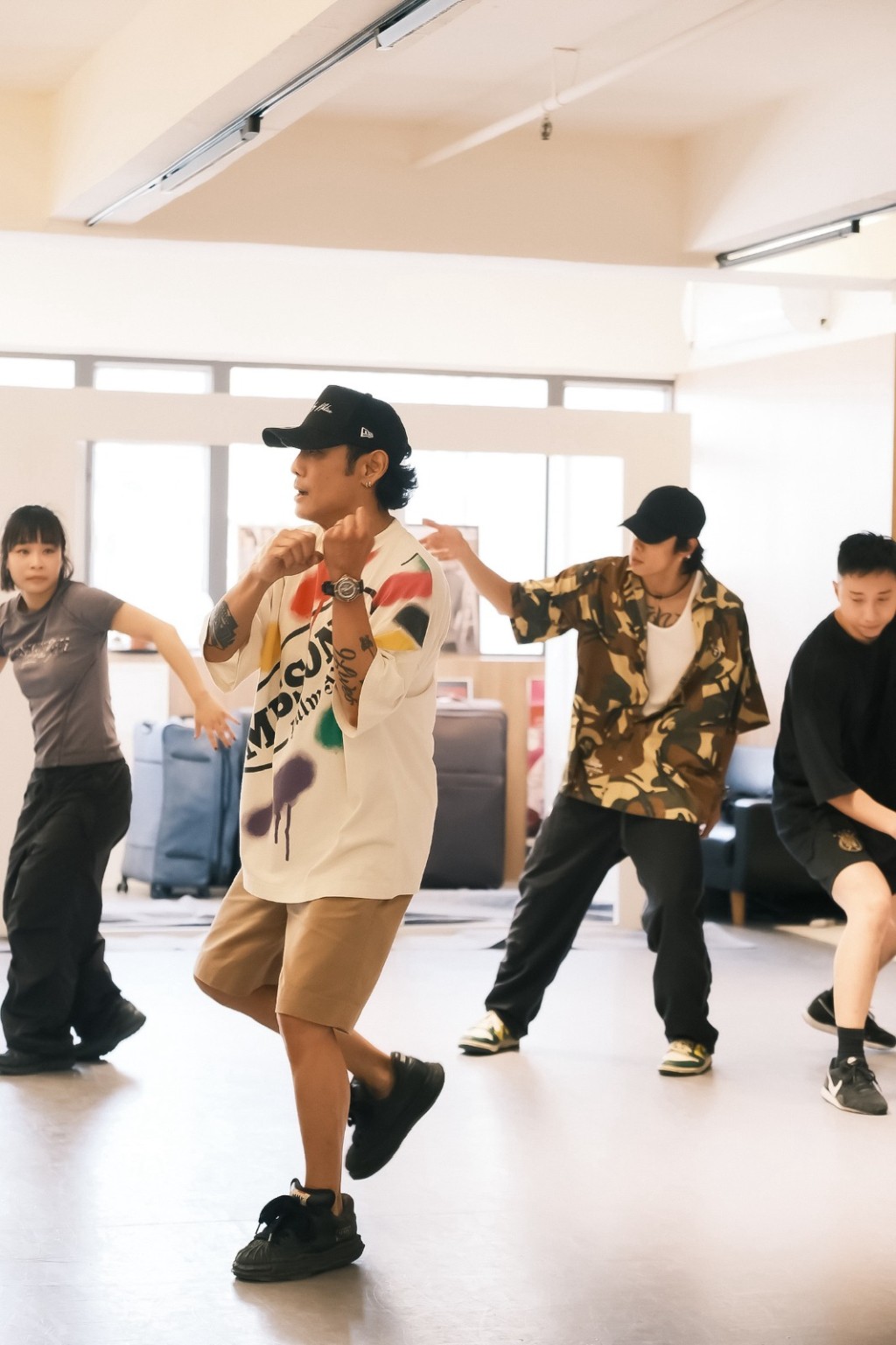 Alex排練《黑日》舞步,伴隨80年代勁度音樂,在紅館舞台上,配上雷射鏡視覺效果,足以震撼全場。 Alex排練《黑日》舞步,伴隨80年代勁度音樂,在紅館舞台上,配上雷射鏡視覺效果,足以震撼全場。