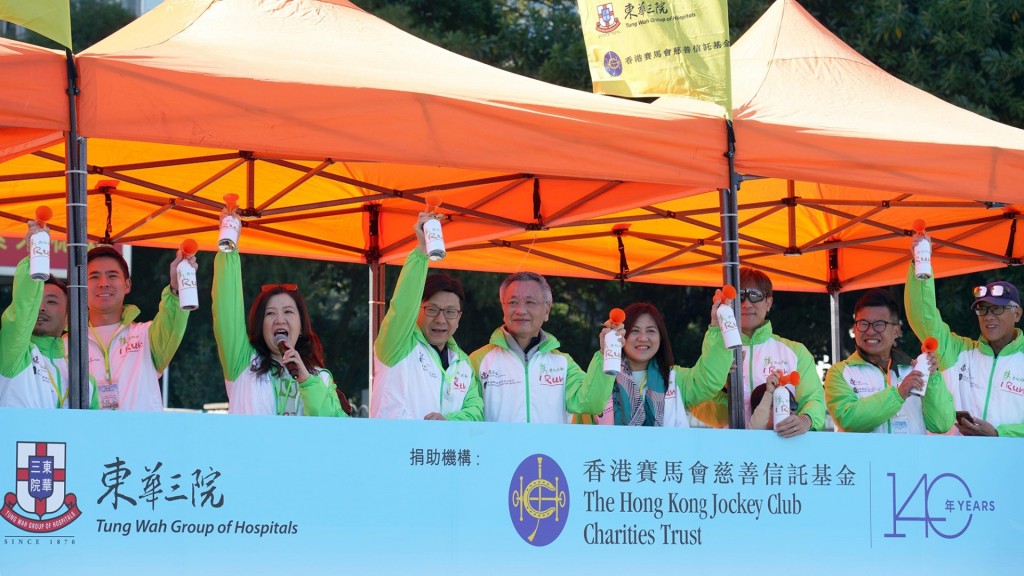 孙玉菡（左4）、罗启华（中）、邓明慧（左3）主持起步礼。图片：马会