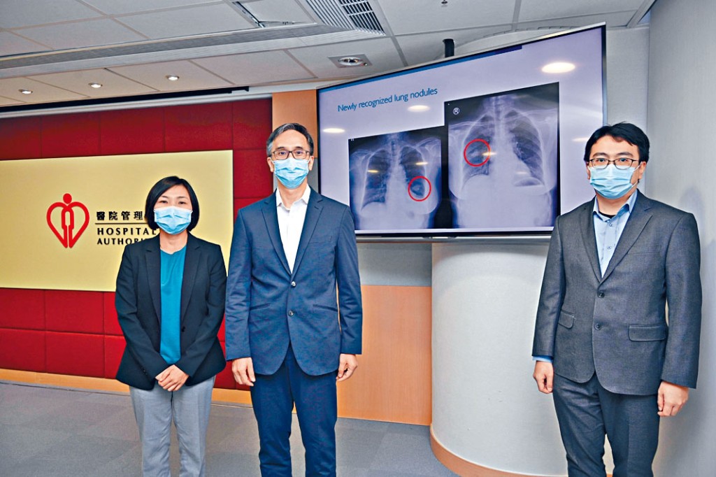 ■醫管局放射科統籌委員會主席王耀忠（中）表示，系統分辨個案的所需時間快兩倍。
