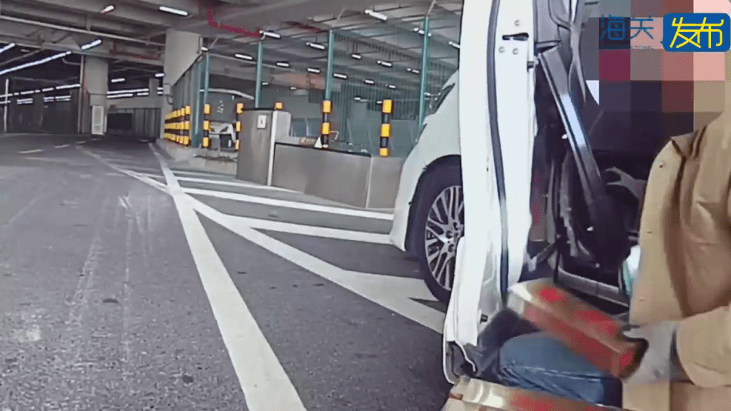 海关人员在车门发现暗格藏“私烟”。