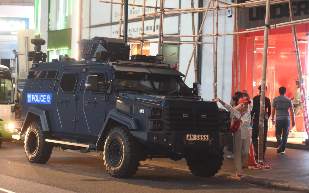 萬聖節．警方派出國產防爆車「劍齒虎」在蘭桂坊附近戒備，市民爭相打卡。黃文威攝