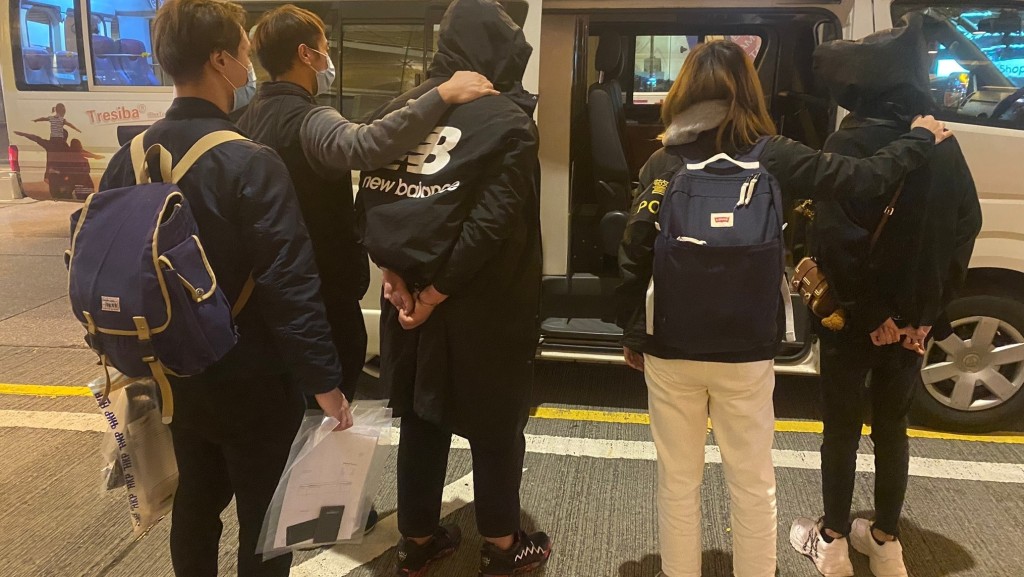 一對男女涉販毒被捕帶署。