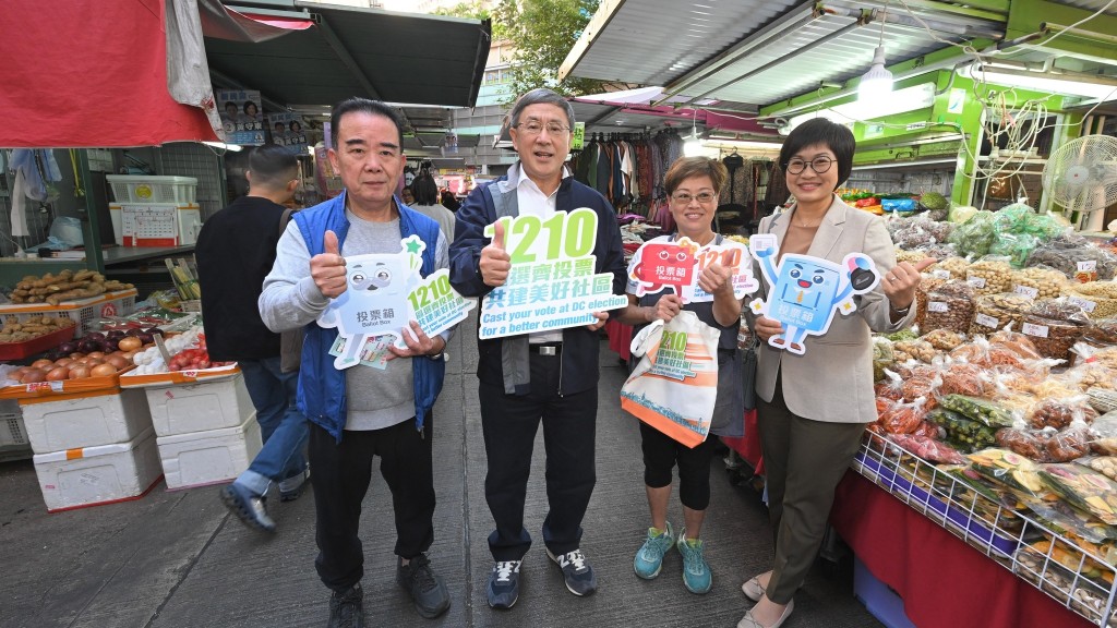 卓永興到灣仔露天街市派宣傳單張。卓永興FB