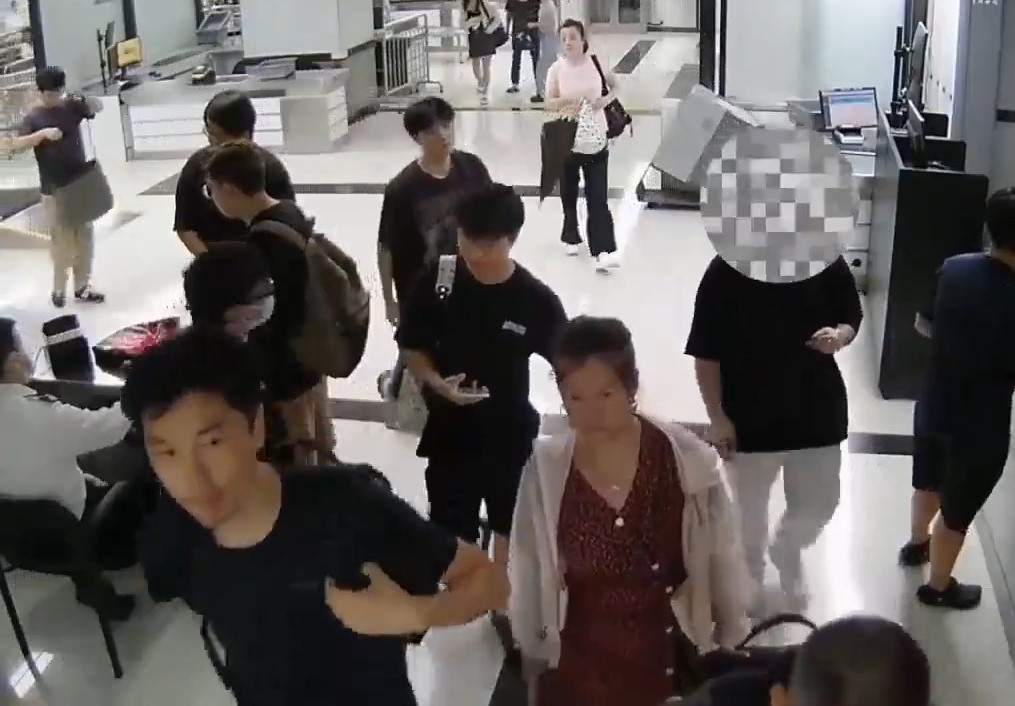 男子過關時神色匆忙。 男子過關時神色匆忙。