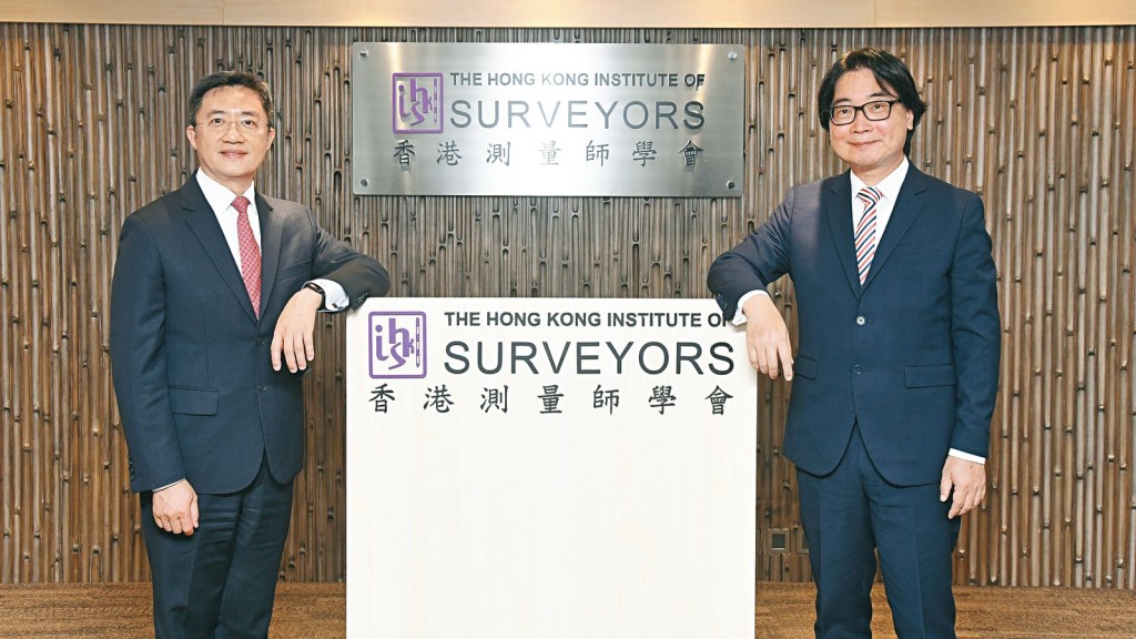 香港測量師學會會長趙錦權（左）、副會長林家輝表示，今屆周年研討會以北部都會區發展為題，與會者從多角度探討北部都會區未來的規劃及布局。