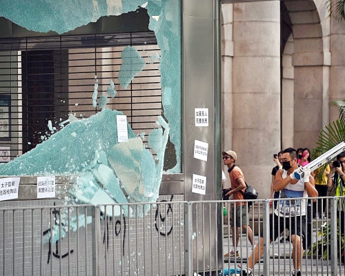 有示威者打爆港鐵車站玻璃。