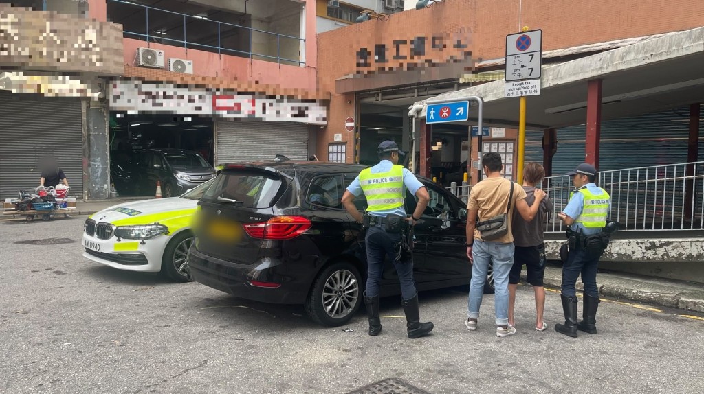 警方在葵涌截獲的白牌車。 警方在葵涌截獲的白牌車。