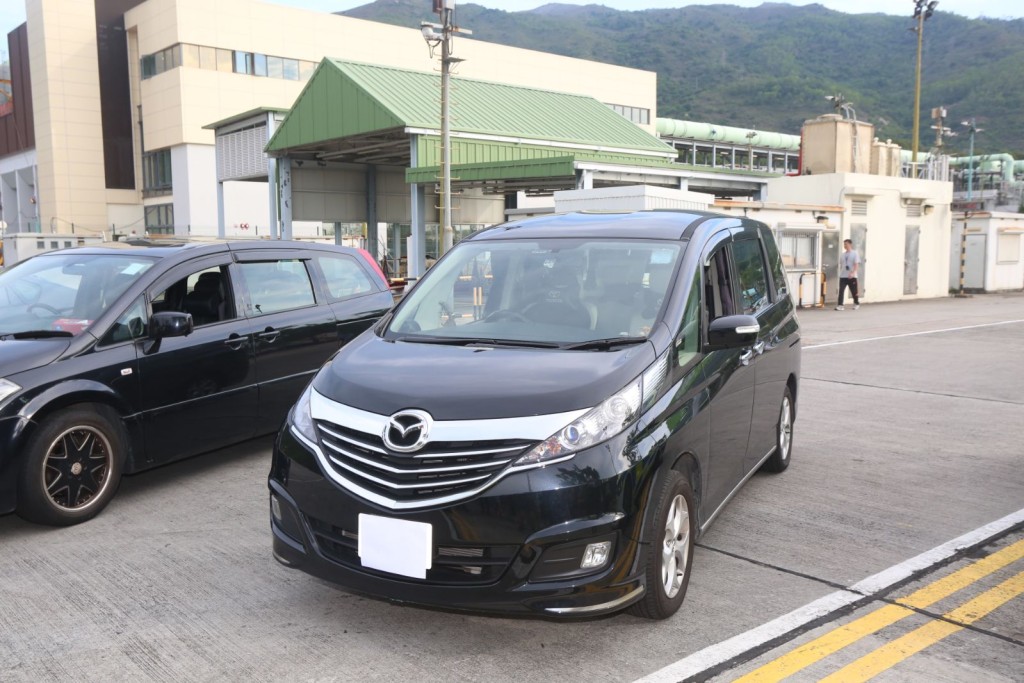 警方機場放蛇打擊無牌私家車載客