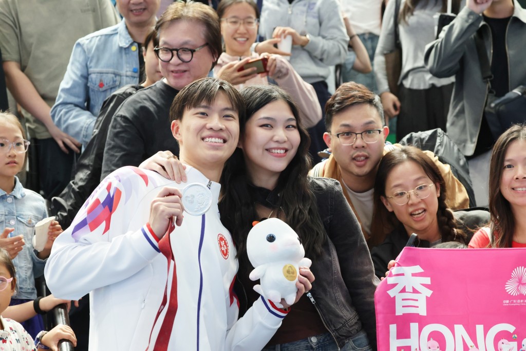 思朗有太太何迪琳及親友入場支持。徐嘉華攝 思朗有太太何迪琳及親友入場支持。徐嘉華攝