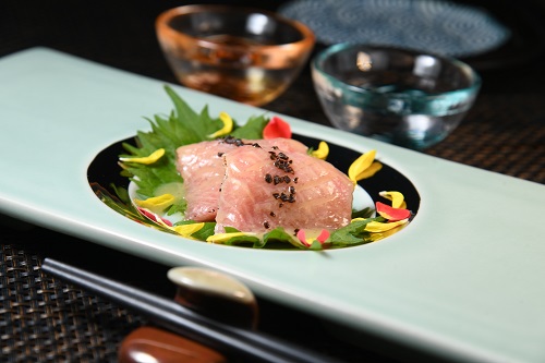 中拖羅(廚師發辦)
炙燒過的吞拿魚腩油脂豐厚，淋上清新的柚子麵豉汁，配點鹽昆布，不油不膩。