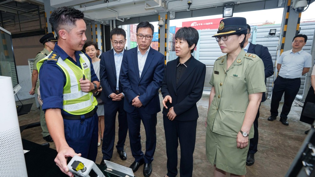 香港海關署理關長黎流栢今日(14日)在葵涌海關大樓歡迎國家商務部副部長郭婷婷率領代表團到訪香港海關。(海關FB圖片)