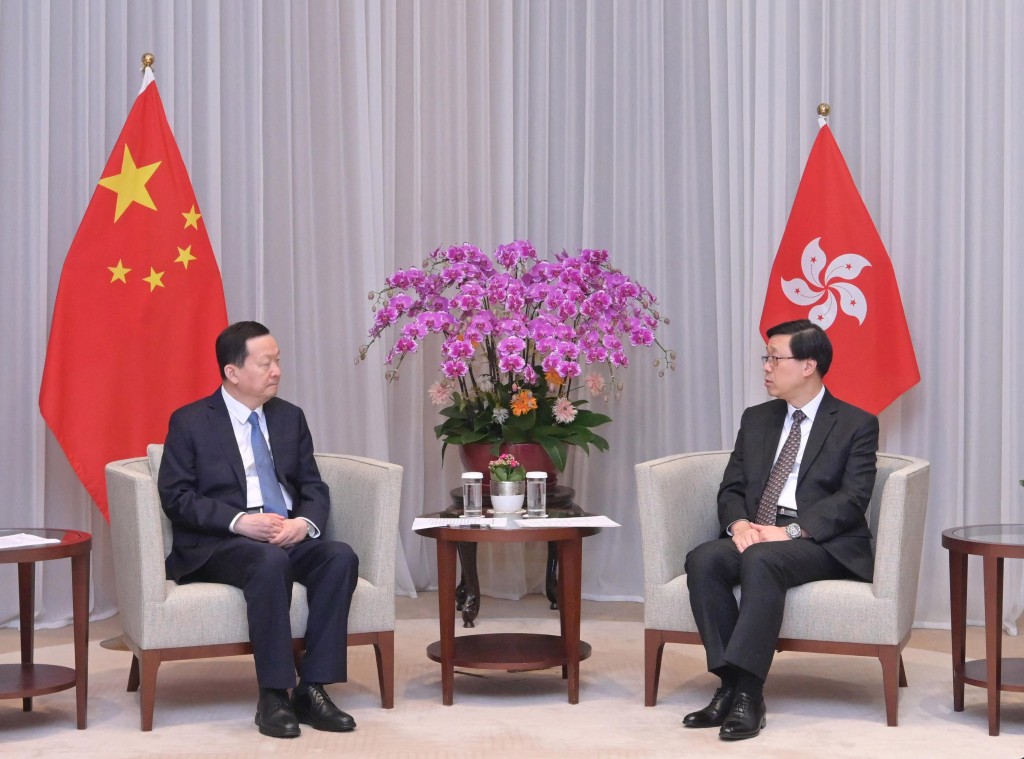 李家超（右）昨日與山東省省長周乃翔（左）會面。政府新聞處圖片