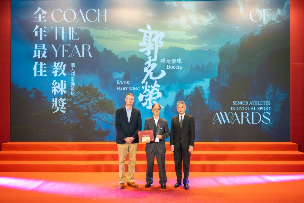 2024賽馬會香港優秀教練選舉全年最佳教練獎得主及代表接受獎項。公關圖片 2024賽馬會香港優秀教練選舉全年最佳教練獎得主及代表接受獎項。公關圖片