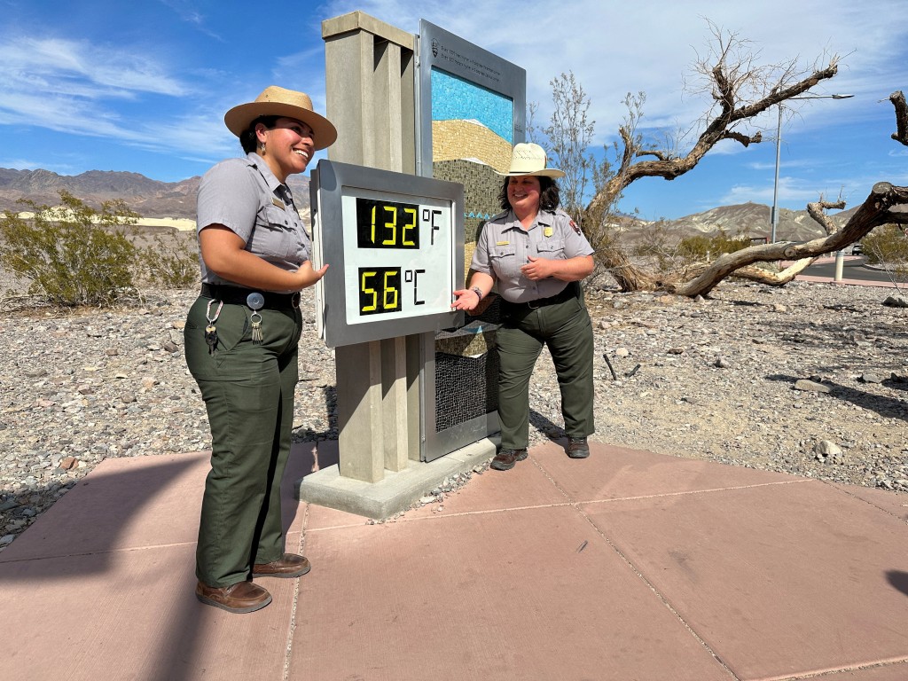 連國家公園管理局護林員亦在溫度展示器前打卡。路透社