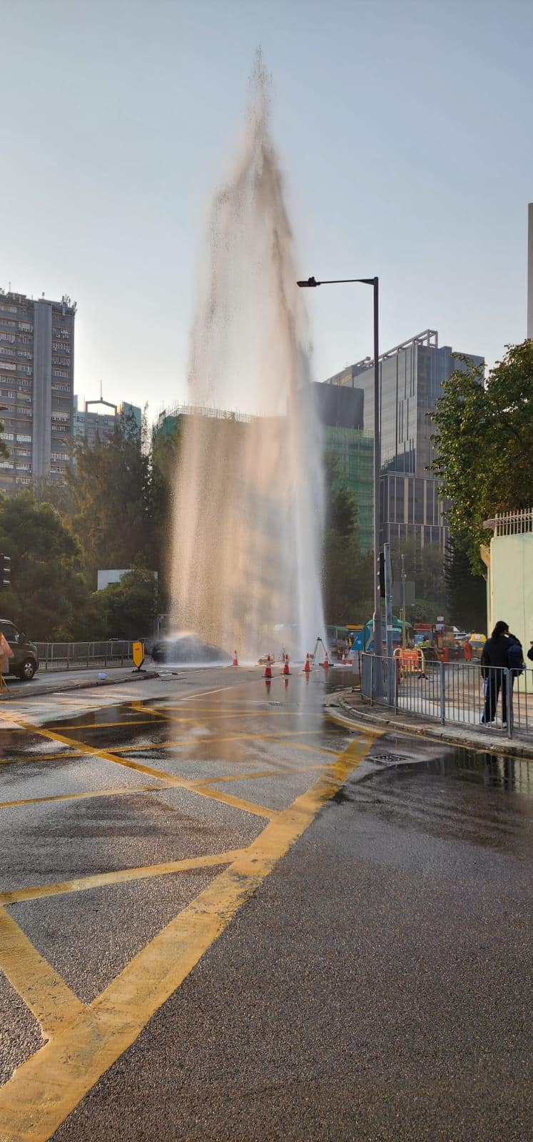 葵福路近盛福街一條地底鹹水管爆裂。網上圖片