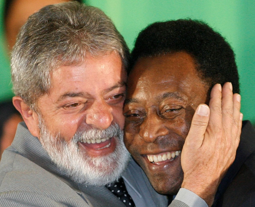 比利(右)與將再任巴西總統的盧拉(左)。Reuters