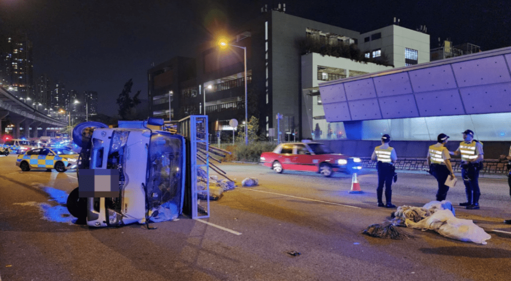 貨車上的搭棚工具，包括長竹、沙包和帆布等散落一地，佔據了兩條行車線，警員在現場擺放「雪糕筒」，提醒其他車輛免生意外。黎志偉攝