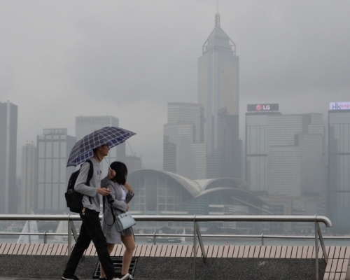 大致多雲。有幾陣驟雨。