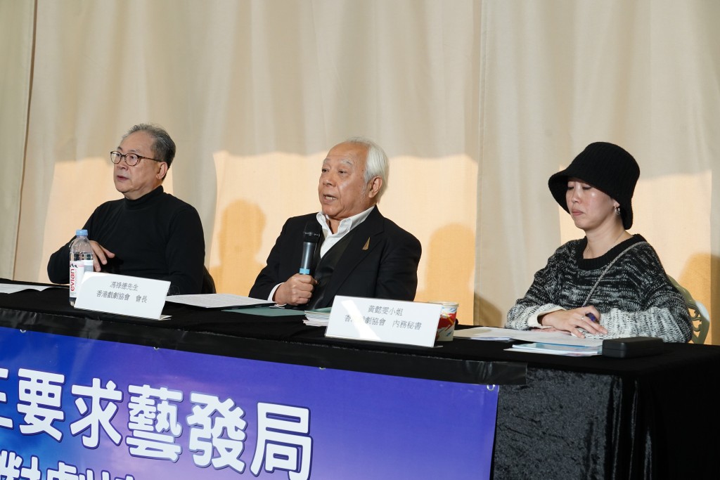 香港戏剧协会会长冯禄德（中）、副会长张可坚（左）、内务秘书黄懿雯（右）。叶伟豪摄