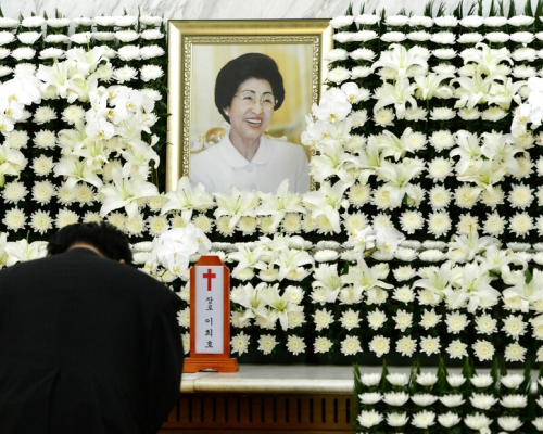 南韓已故總統金大中的遺孀、女權活躍分子李姬鎬周一因肝癌逝世，享年96歲。 AP圖片