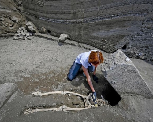 考古學家認為頭部仍被埋在石塊下。AP