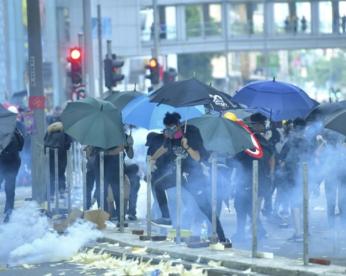 警方以往在屯門放催淚煙。資料圖片