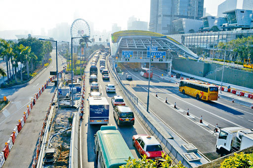 中環及灣仔繞道通車後踏入第二個工作天。圖為上班時段東行入口位車流量。
