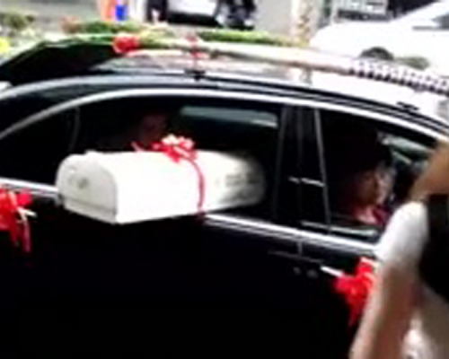 新娘從車上丟冷氣機。(網圖)