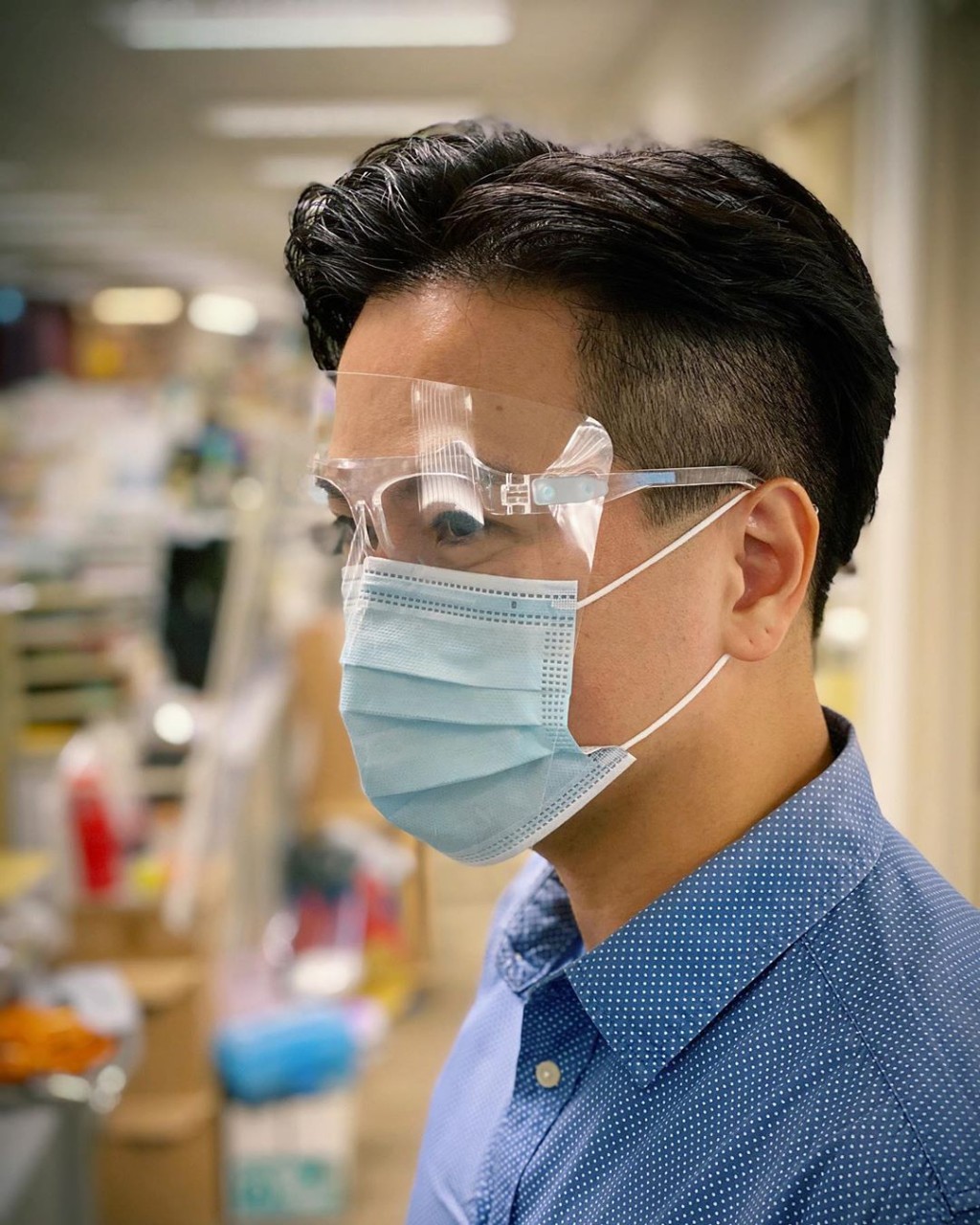 区永权之前戴过护眼罩亮相。