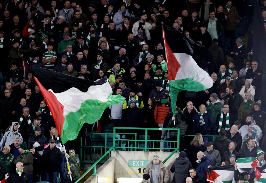 些路迪球迷在看台上揮舞大大小小的巴勒斯坦國旗。 路透社