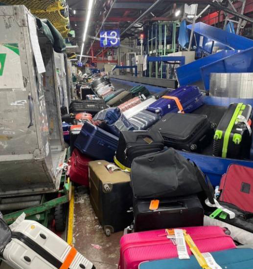因地勤员工集体临时请假，有大量旅客行李未处理。网图