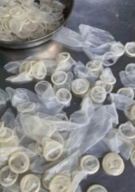 16日清晨展開的突擊搜查揭露更震撼一幕:多名囚犯全身近乎赤裸,地上滿佈使用過的安全套。《泰國星暹》公眾號 16日清晨展開的突擊搜查揭露更震撼一幕:多名囚犯全身近乎赤裸,地上滿佈使用過的安全套。《泰國星暹》公眾號