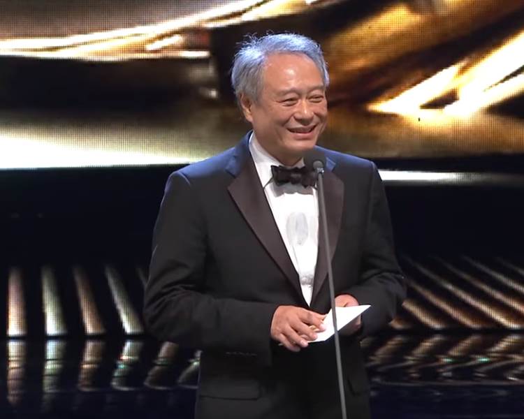 李安颁奖时向台下的巩俐问:「你不上来跟我颁吗?」(截图)