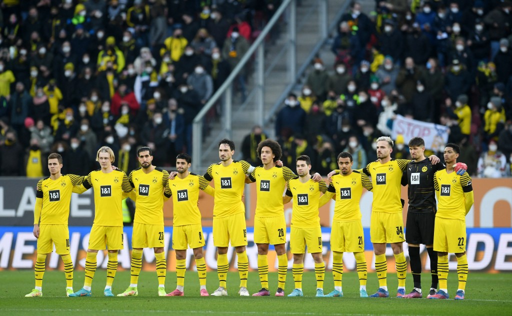 上轮德甲，多蒙特球员赛前为乌克兰战乱死难者默哀。