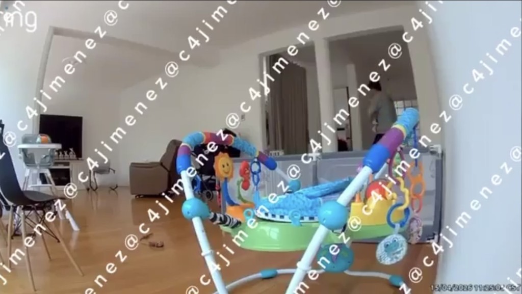 事发时死者丈夫与孩子也在家，丈夫闻枪声抱着婴儿入镜。 网上影片截图