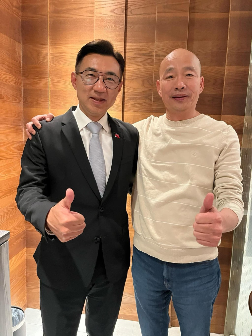 韩国瑜（右）表态与江启臣搭档竞选立院龙头。 facebook 