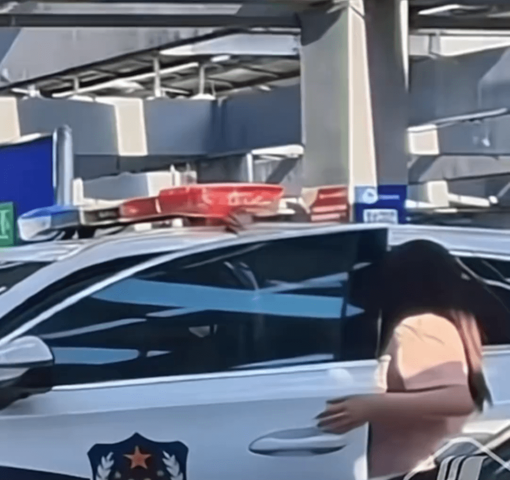 法院人員被拍到穿便服開警車到山姆超市購物。